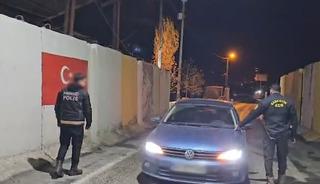 Otomobilden 3,2 kilo uyuşturucu çıktı; 2 tutuklama