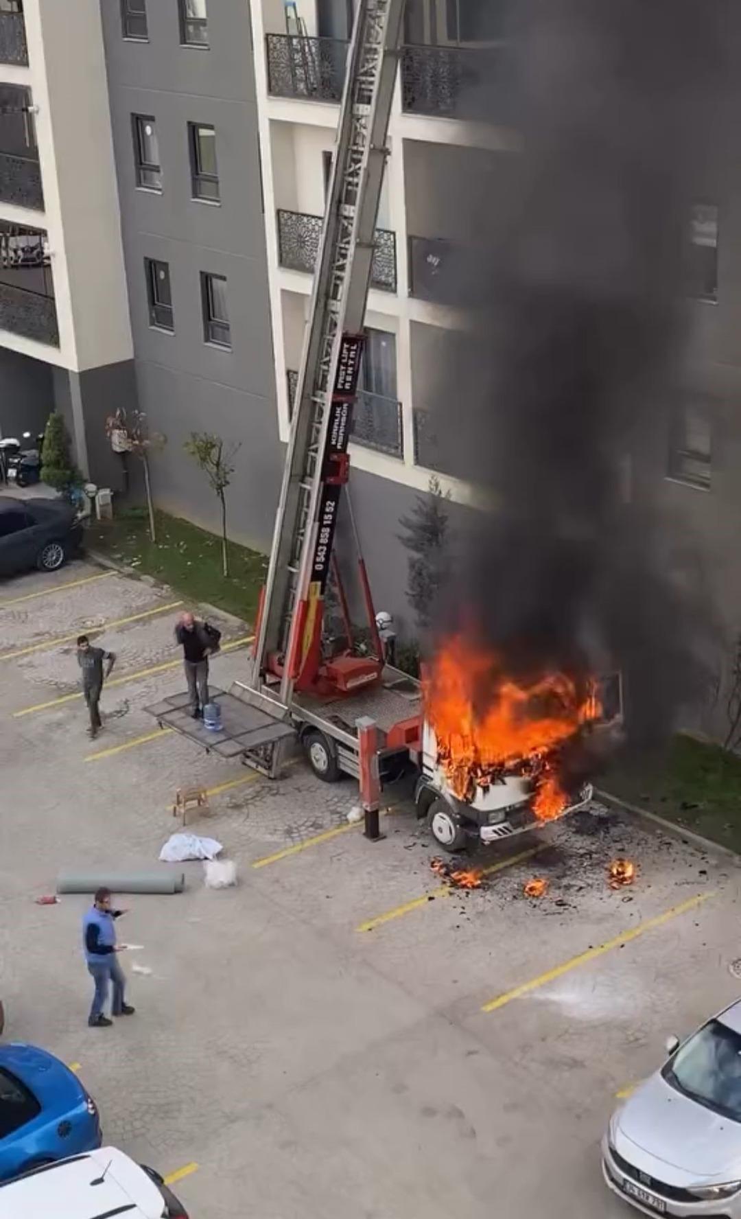 Ev taşıma kabusa döndü! Vinç bir anda alev aldı 1
