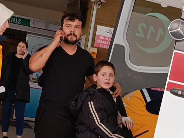 Bursa’da nacakla oynayan çocuğun parmağı kopma noktasına geldi