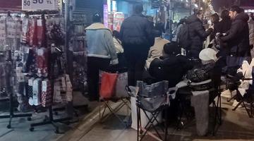 İzmir'de kozmetik indirimi nöbeti: Kamp sandalyeleriyle beklediler