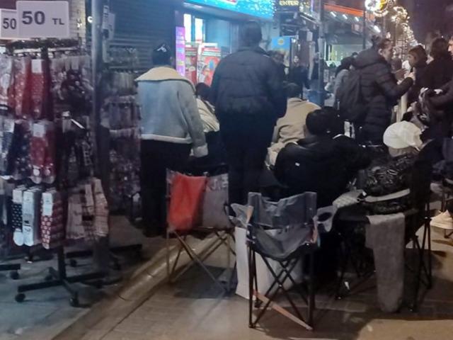 İzmir&#039;de kozmetik indirimi n&ouml;beti: Kamp sandalyeleriyle beklediler