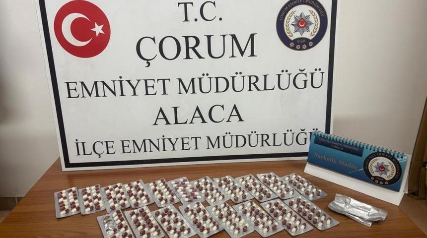 &Ccedil;orum'da 266 adet sentetik ecza hapı ele ge&ccedil;irildi: 1 g&ouml;zaltı