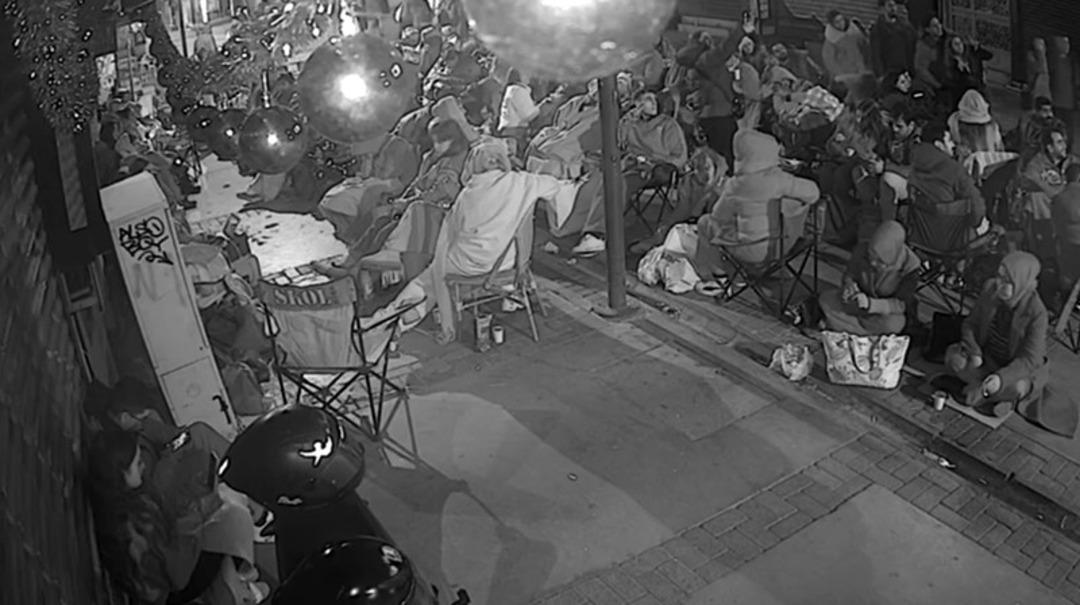 İzmir de kozmetik indirimi nöbeti: Kamp sandalyeleriyle beklediler 1