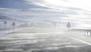 Ardahan-Şavşat kara yolu kar ve tipi nedeniyle araç geçişine kapatıldı