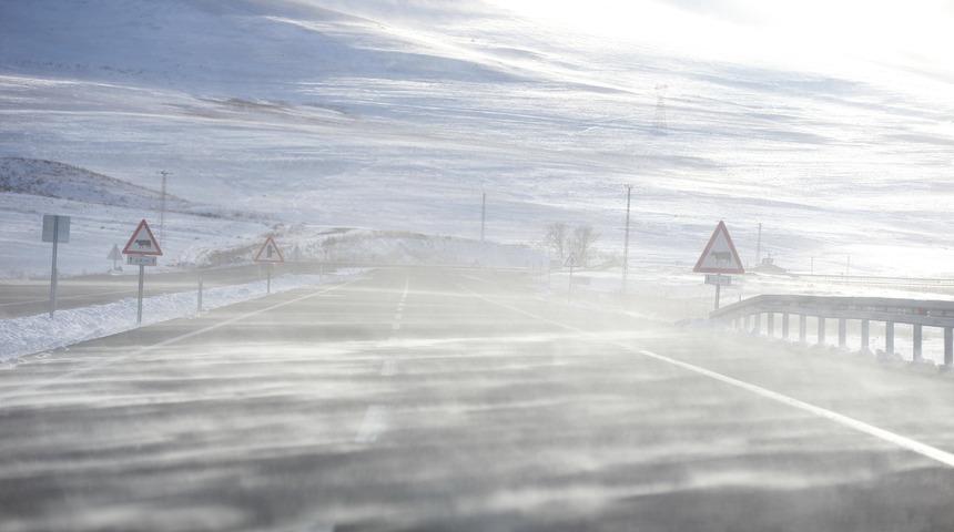Ardahan-Şavşat kara yolu kar ve tipi nedeniyle araç geçişine kapatıldı