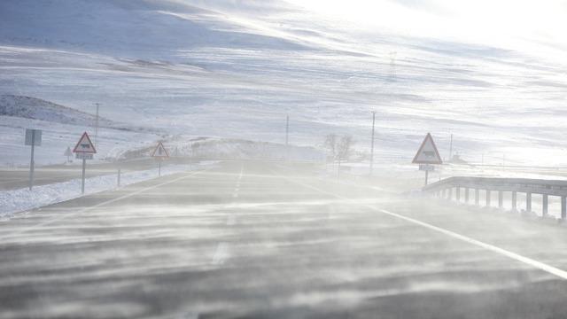 Ardahan-Şavşat kara yolu kar ve tipi nedeniyle araç geçişine kapatıldı