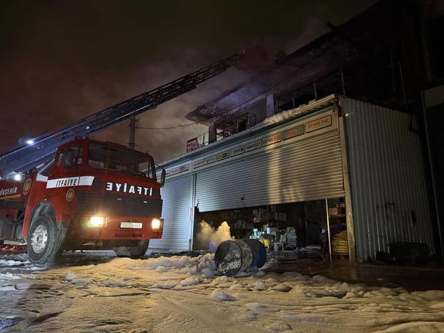 Hırdavat dükkanı alev topuna döndü, ekipler seferber oldu