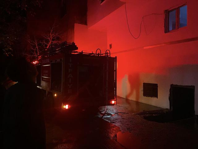 Apartmanda yangın paniği! Hastaneye kaldırıldılar