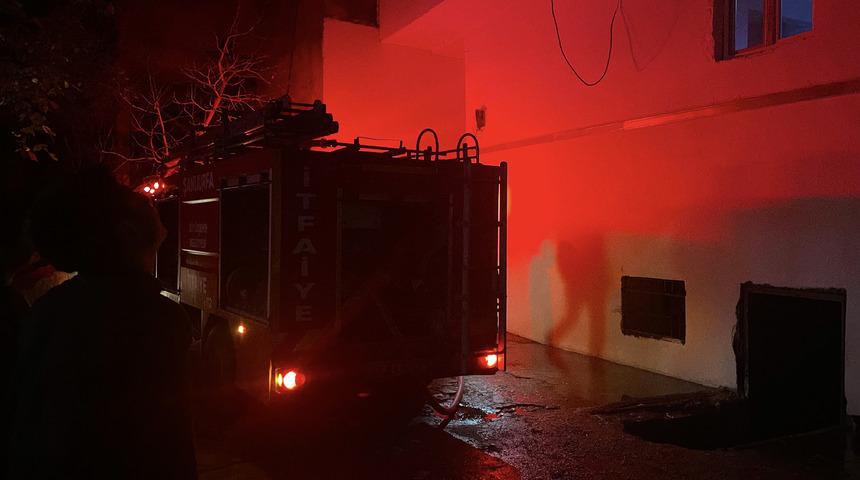 Apartmanda yangın paniği! Hastaneye kaldırıldılar