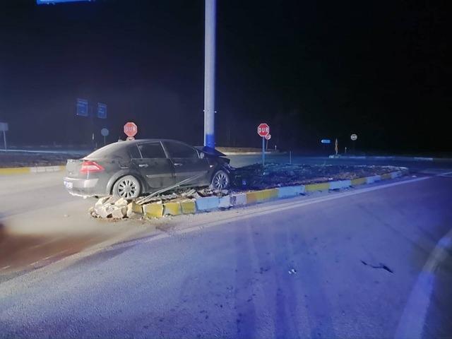 Konya’da otomobil refüje çıktı: 3 yaralı