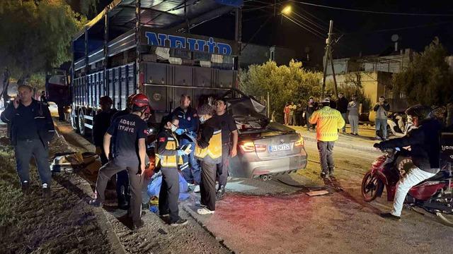 Lüks otomobil kamyona ok gibi saplandı: 1 ölü, 2 yaralı 5