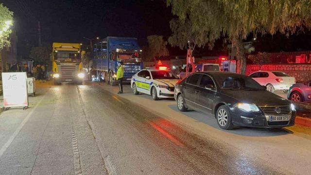 Lüks otomobil kamyona ok gibi saplandı: 1 ölü, 2 yaralı 4