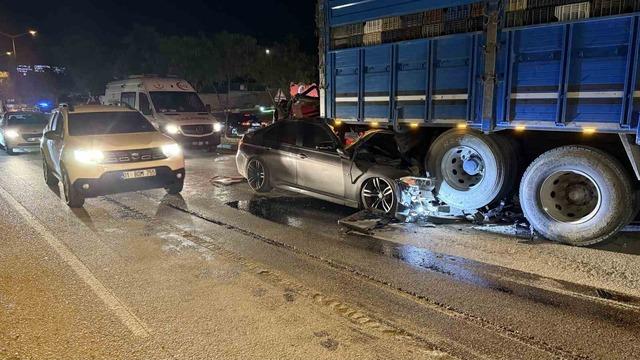Lüks otomobil kamyona ok gibi saplandı: 1 ölü, 2 yaralı 3