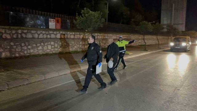 Lüks otomobil kamyona ok gibi saplandı: 1 ölü, 2 yaralı 2