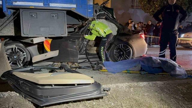 Lüks otomobil kamyona ok gibi saplandı: 1 ölü, 2 yaralı 1