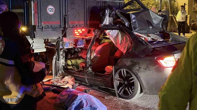 Lüks otomobil kamyona ok gibi saplandı: 1 ölü, 2 yaralı