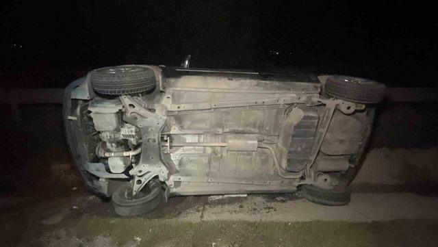 Çorum’da refüje çarpan otomobil yan yattı: 1’i bebek, 3 yaralı 2