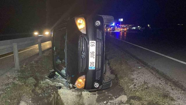 Çorum’da refüje çarpan otomobil yan yattı: 1’i bebek, 3 yaralı 1