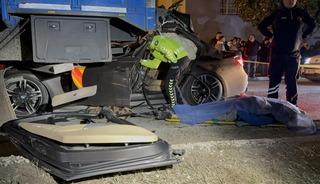 Otomobil kamyona ok gibi saplandı: 1 ölü, 2 yaralı