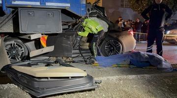 Lüks otomobil kamyona ok gibi saplandı: 1 ölü, 2 yaralı