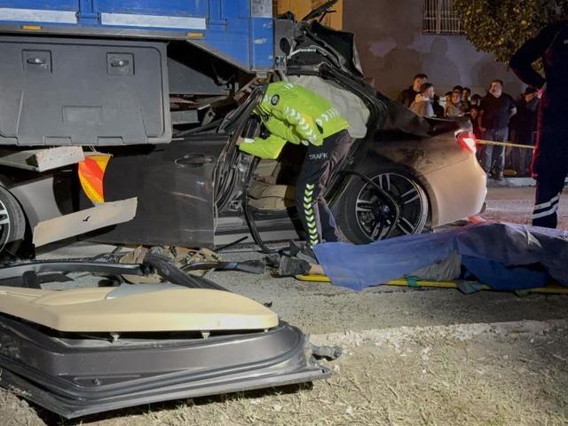 Lüks otomobil kamyona ok gibi saplandı: 1 ölü, 2 yaralı