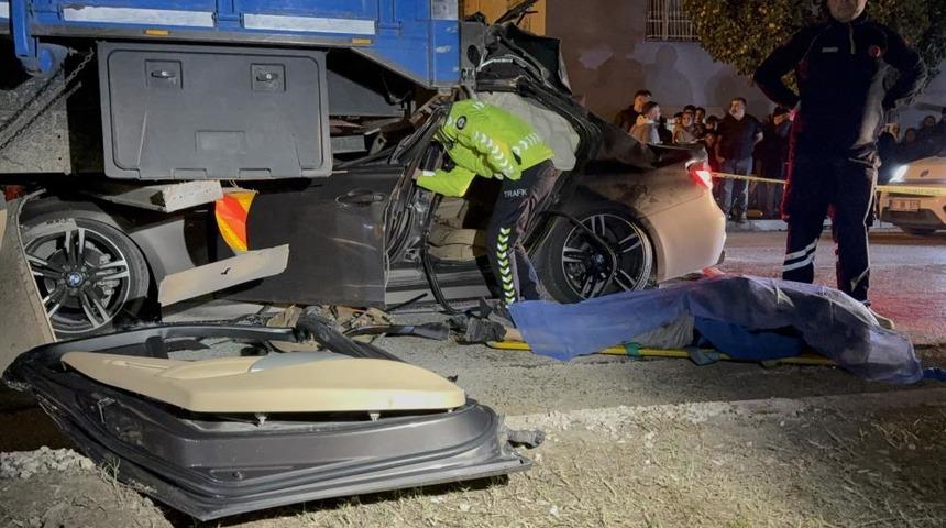 Lüks otomobil kamyona ok gibi saplandı: 1 ölü, 2 yaralı