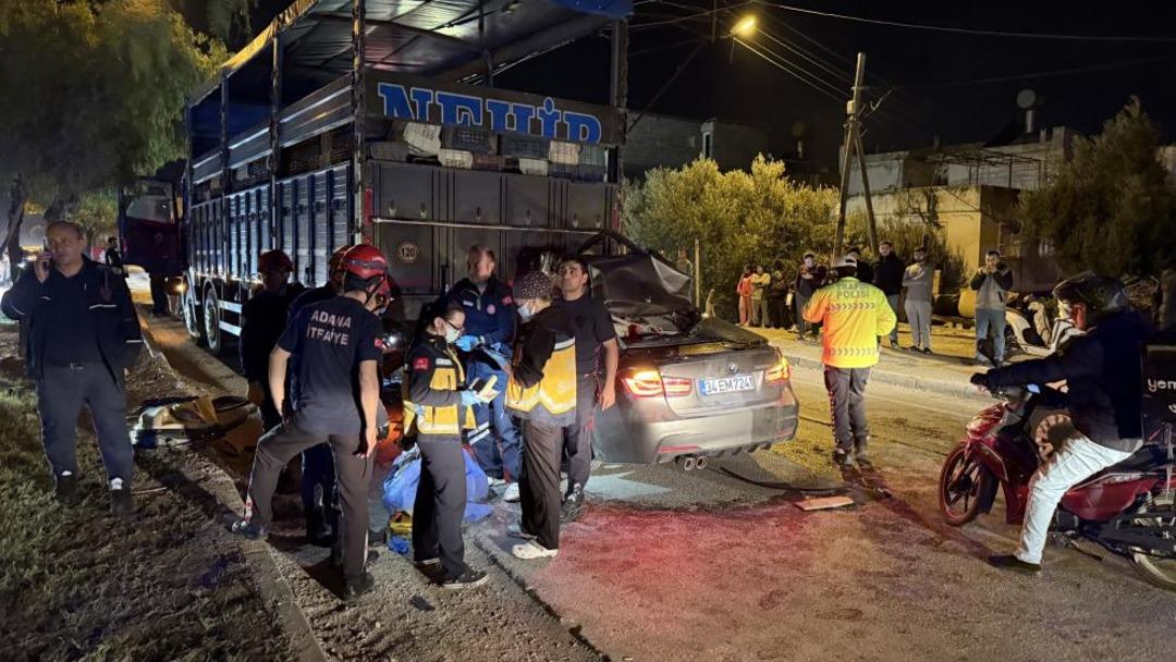 Lüks otomobil kamyona ok gibi saplandı: 1 ölü, 2 yaralı 1