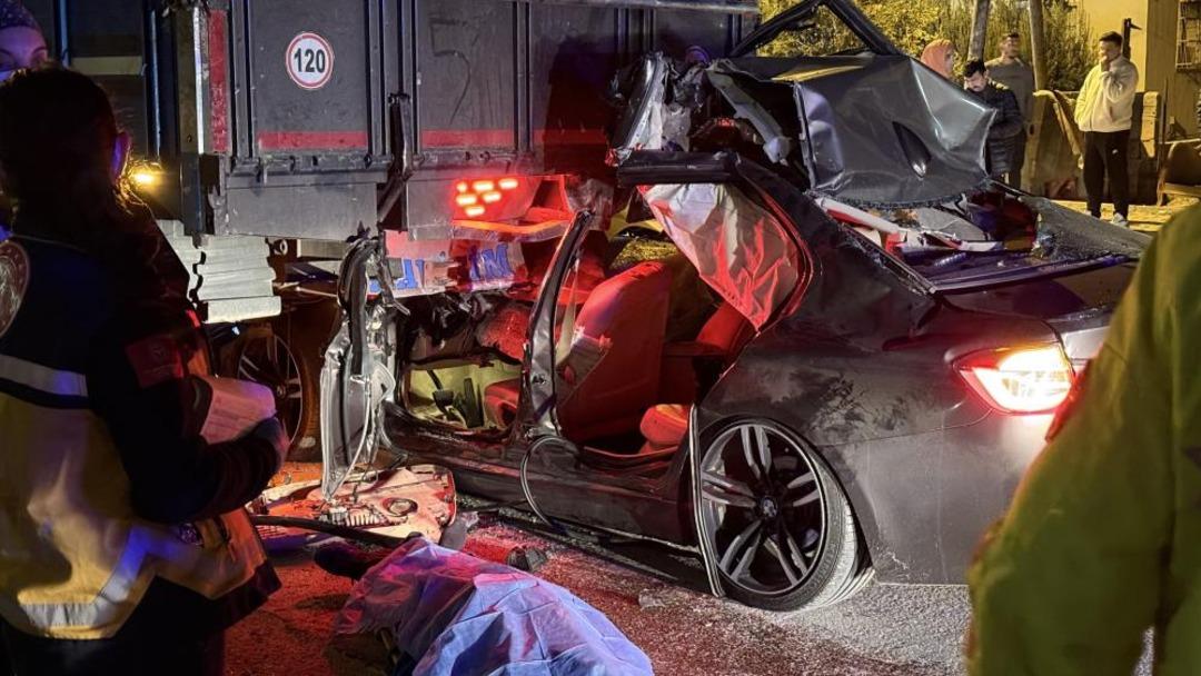 Lüks otomobil kamyona ok gibi saplandı: 1 ölü, 2 yaralı 3