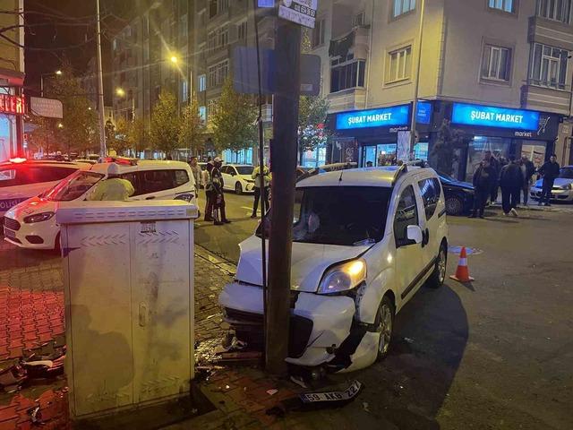 Araçla çarpışan motosikletli kaldırımdaki yayanın üzerine böyle uçtu 3