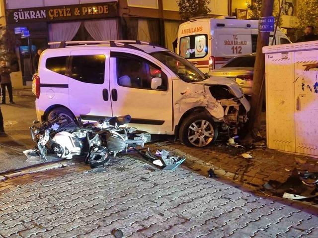 Araçla çarpışan motosikletli kaldırımdaki yayanın üzerine böyle uçtu 2