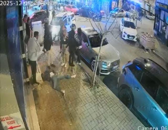 Araçla çarpışan motosikletli kaldırımdaki yayanın üzerine böyle uçtu 1