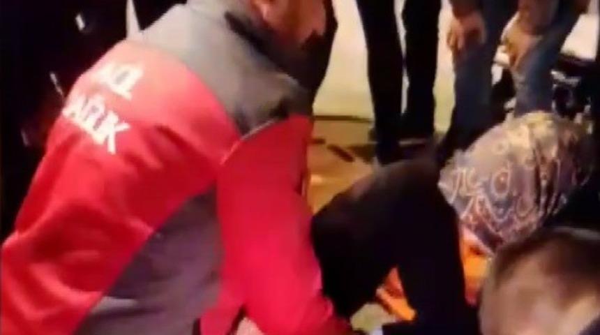 Otomobille &ccedil;arpışan motosikletin s&uuml;r&uuml;c&uuml;s&uuml; yaralandı