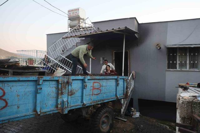 Ailecek gezmeye gitmişlerdi, eve geldiklerinde kullanılacak eşya kalmayan mutfakla karşılaştılar 2