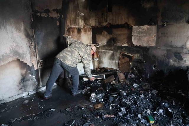 Ailecek gezmeye gitmişlerdi, eve geldiklerinde kullanılacak eşya kalmayan mutfakla karşılaştılar 1