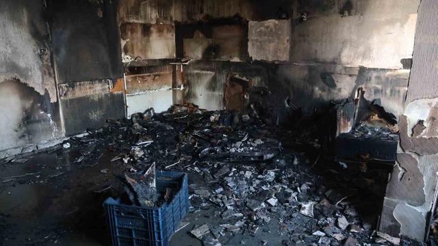 Ailecek gezmeye gitmişlerdi, eve geldiklerinde kullanılacak eşya kalmayan mutfakla karşılaştılar