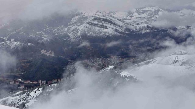 G&uuml;m&uuml;şhane beyaz gelinliğini giydi 8