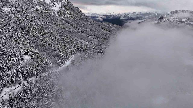 G&uuml;m&uuml;şhane beyaz gelinliğini giydi 6