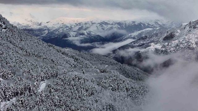 G&uuml;m&uuml;şhane beyaz gelinliğini giydi 4