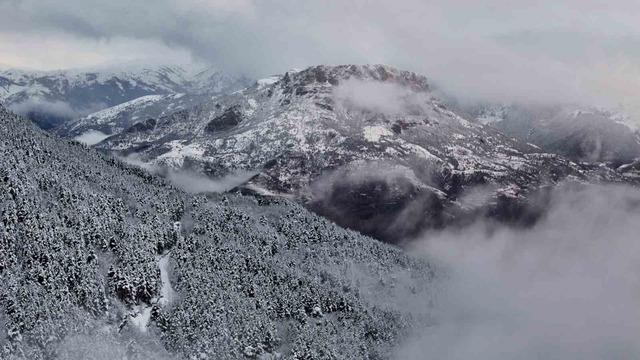 G&uuml;m&uuml;şhane beyaz gelinliğini giydi 3