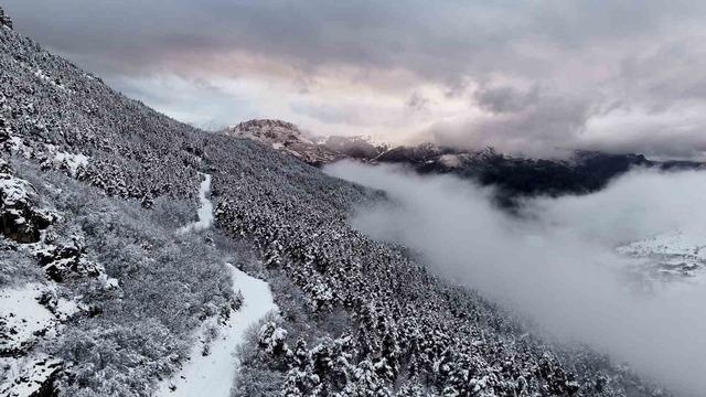 G&uuml;m&uuml;şhane beyaz gelinliğini giydi 2