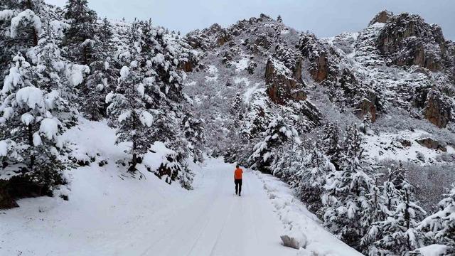 G&uuml;m&uuml;şhane beyaz gelinliğini giydi 1