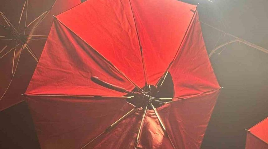 Elektrik kaçağı şemsiyeyi yaktı