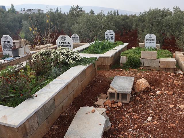 Mezarlar bile &ouml;yle... T&uuml;m mahalle aynı soyadı taşıyor!