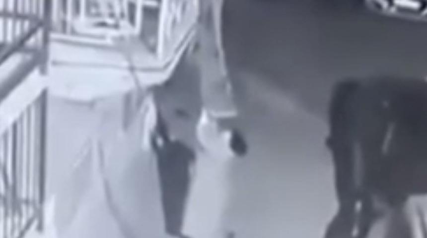 Balkondaki halıyı &ccedil;aldı