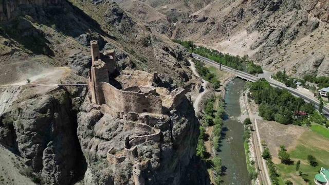 Engüzekkapı Kalesi bin yıllık ihtişamıyla ziyaretçilerini bekliyor 1