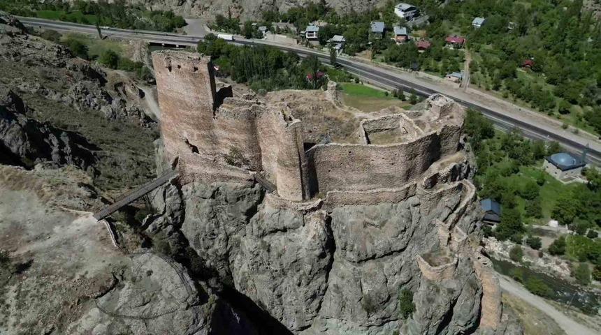 Eng&uuml;zekkapı Kalesi bin yıllık ihtişamıyla ziyaret&ccedil;ilerini bekliyor