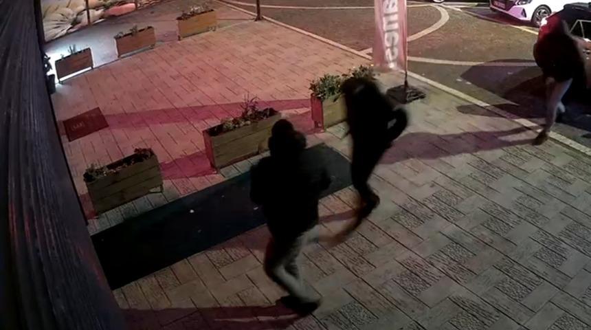 Esenyurt&rsquo;ta kuyumcu soygunu girişimi kamerada: Hırsızlar alarm &ccedil;alınca b&ouml;yle ka&ccedil;tı