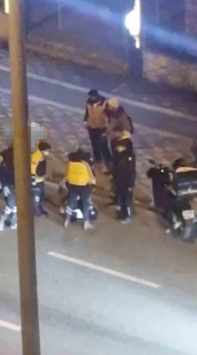 Seyir halindeyken motosikletten d&uuml;şen kurye yaralandı 1