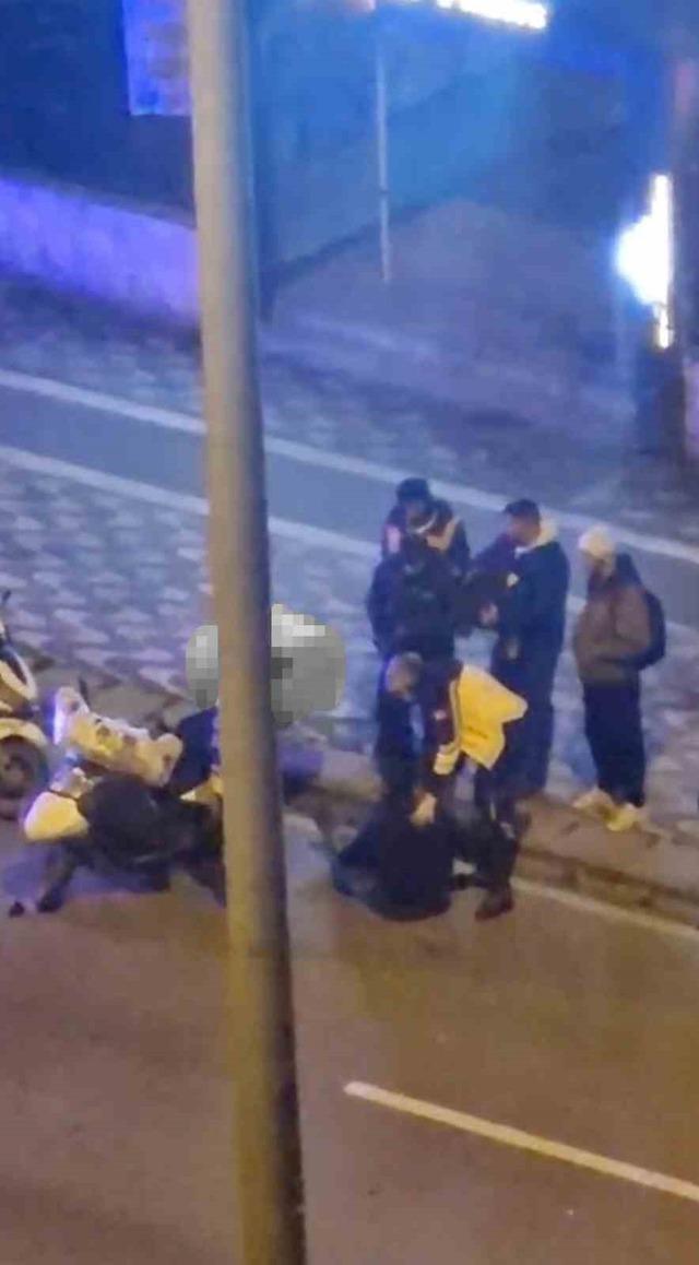 Seyir halindeyken motosikletten d&uuml;şen kurye yaralandı 2