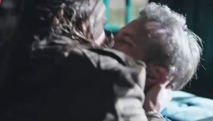 Reytingleri artırmaya &ccedil;alışıyorlardı! Ateşli sahneler g&uuml;ndemde